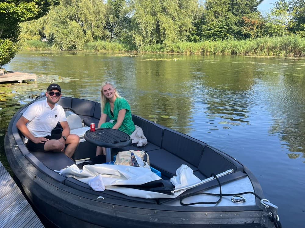 Met de sloep naar onze B&B